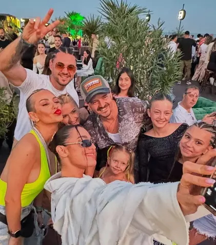 Cum s-au distrat vedetele la Neversea. Delia s-a pozat într-un frigider, iar Giulia s-a asortat cu fiica sa, în vârstă de 12 ani