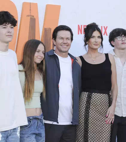 Mark Wahlberg, apariție rară alături de familia sa la premiera filmului „The Union". Cum s-au fotografiat pe covorul roșu