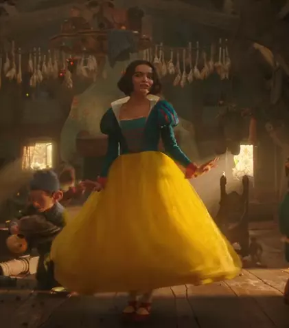 A apărut trailerul mult-discutatului film „Albă ca Zăpada și cei șapte pitici”. Când e premiera