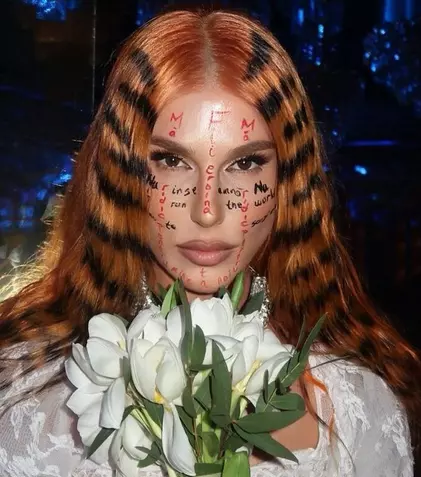 Corina Bud, gafă vestimentară în fața a 70.000 de oameni. Artista a urcat fără lenjerie intimă pe scenă. „Doamnă, suntem la televizor”