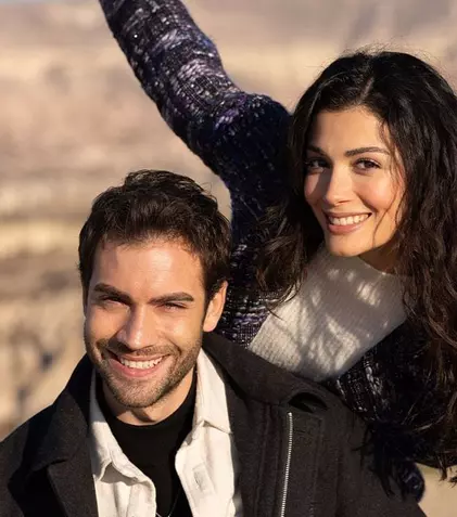 Ozge Yagiz și Burak Berkay Akgul, despre „Inelul cu safir”. „Există o dragoste foarte reală în acest serial”