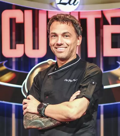 Chef Ștefan Popescu a împodobit bradul alături de soție și copii. Imagini adorabile cu familia juratului de la Antena 1