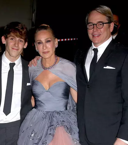 James Broderick, fiul lui Sarah Jessica Parker și al lui Matthew Broderick, își face debutul în Elsbeth, un spin-off după Soția perfectă. Ce rol va juca