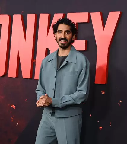 Ce știm despre „Omul-maimuță”, povestea regizată de Dev Patel. Unde poate fi văzut filmul