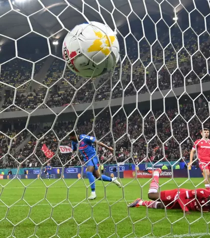 SUPERLIGA: Cine transmite FCSB – Dinamo, derby-ul etapei a 28-a din Liga 1