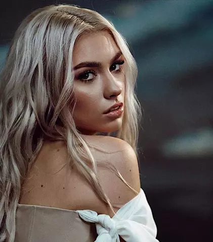 Jo revine pe scena care a consacrat-o după 13 ani. Artista ajunge din nou în fața juriului de la X Factor