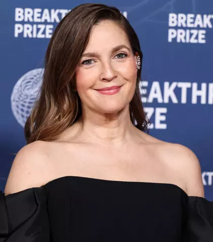 Drew Barrymore, în costum de baie pe un iaht de lux, la 50 de ani. Ce spune actrița despre operațiile estetice și îmbătrânire