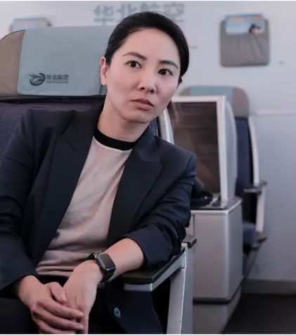 Jing Lusi strălucește în thriller-ul britanic „Red Eye” pe AXN: „Scenariul m-a ținut cu sufletul la gură”