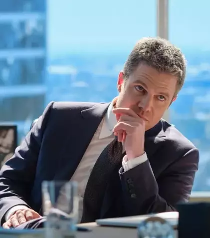 „Costume LA”, noul spin-off „Suits”, vine pe SkyShowtime. Stephen Amell e avocat în Orașul Îngerilor