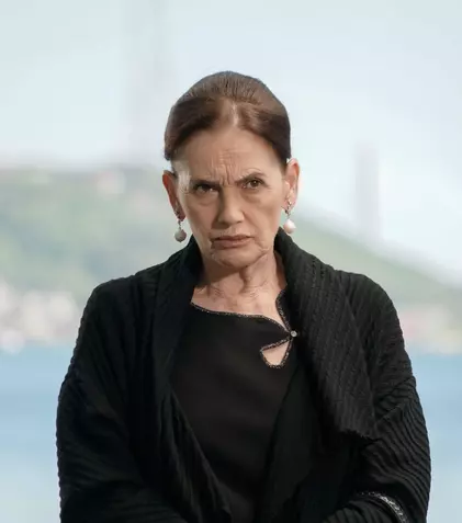 Povestea nespusă a lui Nur Sürer, actrița care emoționează România în „Fata de la fereastră”. A avut o copilărie săracă. Unde a lucrat înainte de a deveni cunoscută