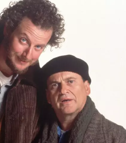 „Singur Acasă”, filmul care continuă să fascineze românii de Crăciun. Ce fac azi Joe Pesci și Daniel Stern, hoții din celebra serie