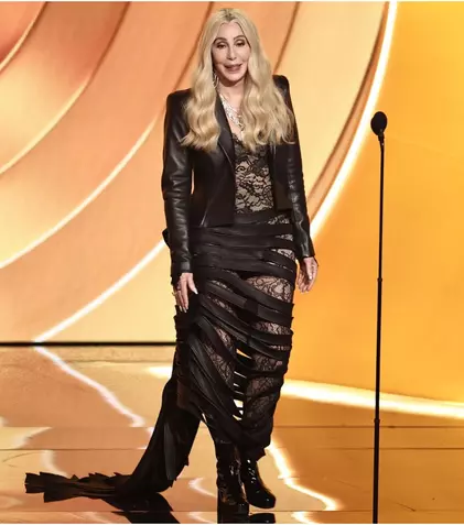 Moment amuzant cu Cher la Grammy 2026: A greșit câștigătorul Albumului Anului. Reacția genială a lui Kendrick Lamar