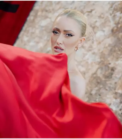 Iuliana Pepene a lăsat pupitrul știrilor pentru o locație magică. Detaliul chic de pe umerii vedetei care a atras toate privirile