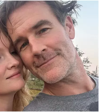 Soția lui James Van Der Beek, mărturisiri sfâșietoare la trei luni de la moartea actorului: „Realitatea începe să doară”. Fotografii de colecție cu familia vedetei