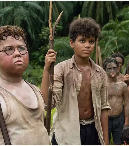 „Împăratul muștelor” revine pe ecrane! Noua ecranizare a capodoperei lui William Golding promite o incursiune brutală în natura umană