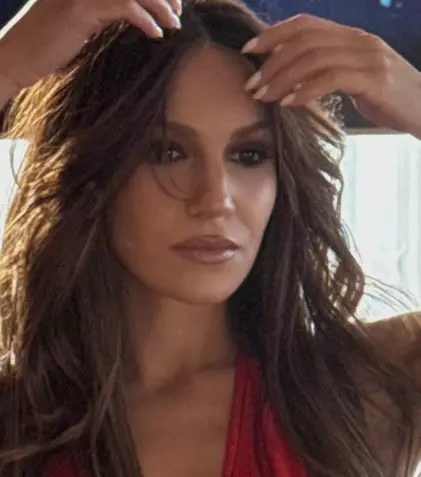 Jennifer Lopez de Turcia! Cine este Sahra Șaș, actrița din serialul „La marginea lumii” care a uimit fanii cu asemănarea izbitoare