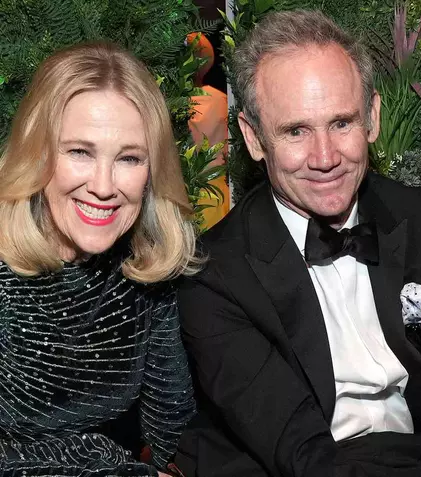 Povestea neștiută a celebrei Catherine O’Hara: Tim Burton i-a găsit soțul pe platourile de filmare. Au fost împreună timp peste 30 de ani