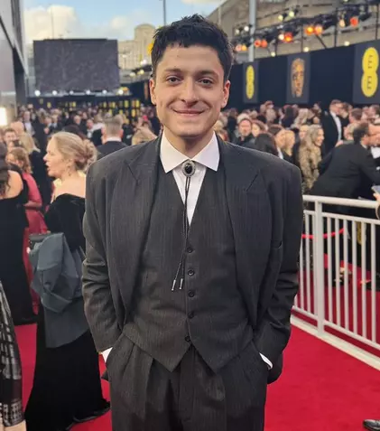 A mâncat lângă DiCaprio și a vorbit cu Lanthimos! Povestea fascinantă a unui tânăr actor român la premiile BAFTA