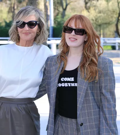 Cum arată Helen Hunt la 62 de ani. Actrița, apariție rară alături de fiica sa, Makena Lei, la Paris