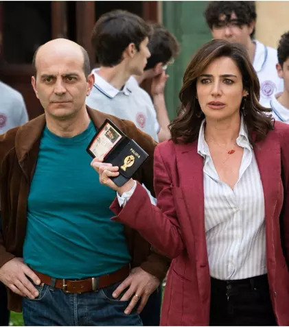 Lolita Lobosco la TVR 2! Tot ce trebuie să știi despre noul serial-fenomen care a bătut recordurile de audiență în Italia