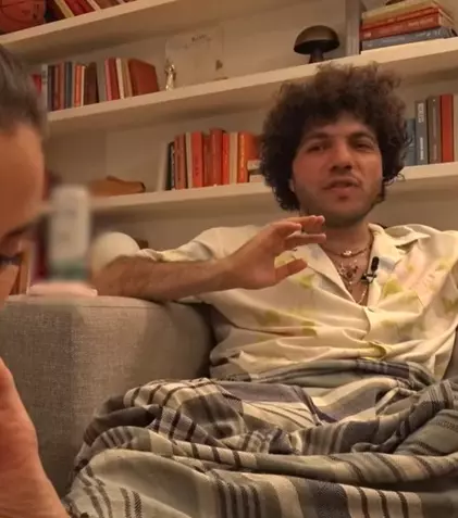 Selena Gomez a șocat fanii după ce i-a sărutat piciorul lui Benny Blanco în podcastul Friends Keep Secrets: „Miroase a ascultare și a slăbiciune”