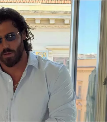 Can Yaman, schimbare radicală de look. A renunțat la barbă și are șuvițe blonde. Ce mesaj ironic a transmis
