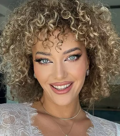Alexia Țalavutis a împlinit 36 de ani! Tort și ținută glamour... direct pe beton: „Viața mea e între Pinterest și șantier”