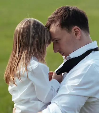 Imagini adorabile cu The Motans și fiica lui! Denis Roabeș, filmat alături de micuța Mia în noul videoclip „La Galop”