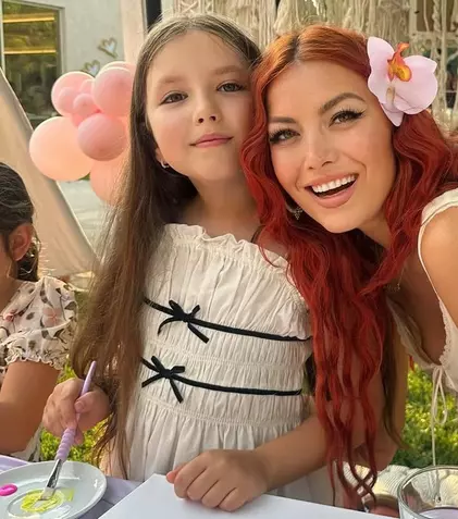 Elena Gheorghe, declarație emoționantă despre fiica sa: „Amelie cântă melodia pe care eu nici acum nu o cânt cap-coadă”. EXCLUSIV