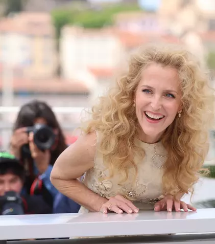 Gillian Anderson, „metamorfoză” spectaculoasă pentru noul său film. Bucle dramatice și eleganță florală pe covorul roșu de la Cannes