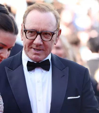 Kevin Spacey a revenit pe covorul roșu de la Cannes, după victorii majore în instanță. Cine este femeia misterioasă care l-a însoțit