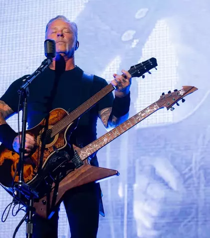 Metallica în România: James Hetfield, lecție de simplitate pe străzile Bucureștiului. A refuzat selfie-urile, dar a ales volumele rare dintr-un anticariat