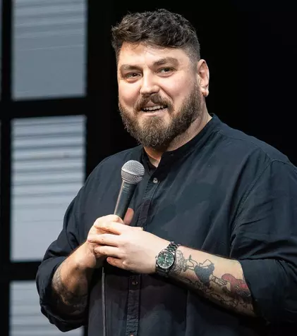 „Atenție, vin urșii!” Turneul național prin care Micutzu sărbătorește 20 de ani de stand-up comedy. În ce orașe ajunge