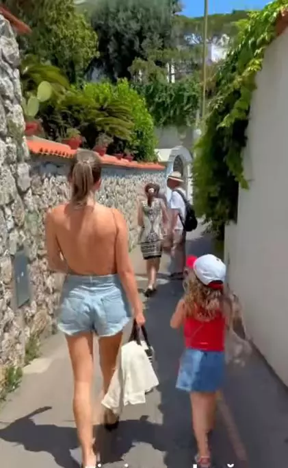 gina si josephine vacanta