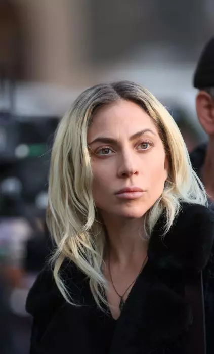 Bărbat reținut de gărzile lui Lady Gaga pentru că i-a adus flori artistei