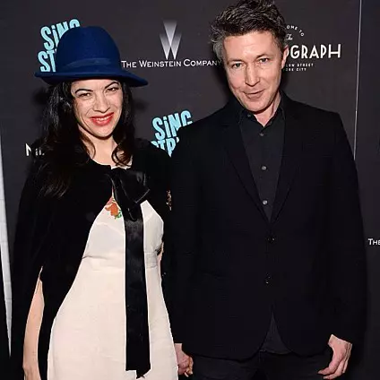 Aidan Gillen (Peter Littlefinger Baelish) si Camille O’Sullivan