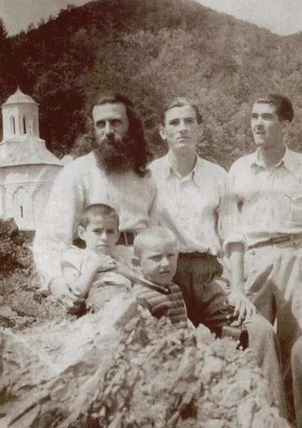 arsenie-boca-la-sambata-de-sus-impreuna-cu-credinciosi