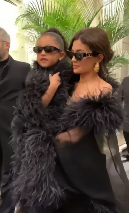 Kylie Jenner și fiica ei Stormi