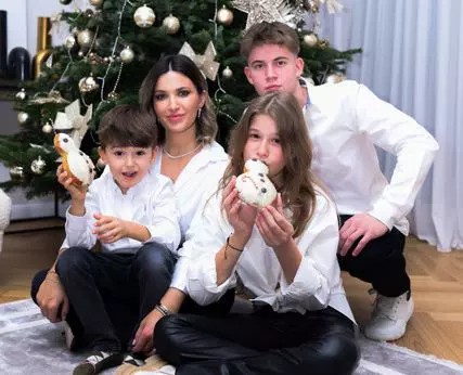Ela Crăciun, prima ședință foto de sărbători în noua casă  (4)