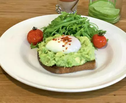 Sandwich cu avocado, roșii confiate, rucola și ou poșat