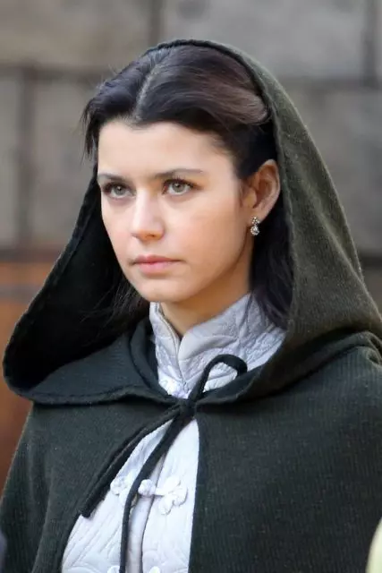 Beren Saat (Pinterest) 02