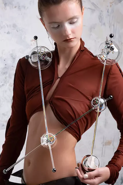 1_wenyin-jiang_necklace_ganymede2_2022_electrical-components_borosilicate-glass_silver_hematite_battery_speaker-copy