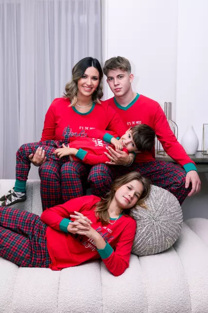 Ela Crăciun, prima ședință foto de sărbători în noua casă  (2)