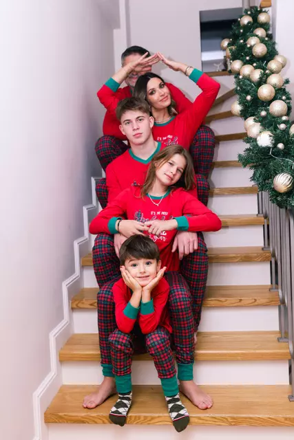 Ela Crăciun, prima ședință foto de sărbători în noua casă  (3)