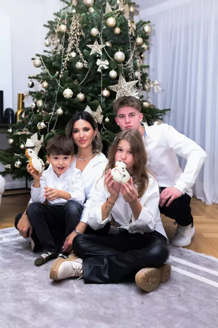 Ela Crăciun, prima ședință foto de sărbători în noua casă  (4)