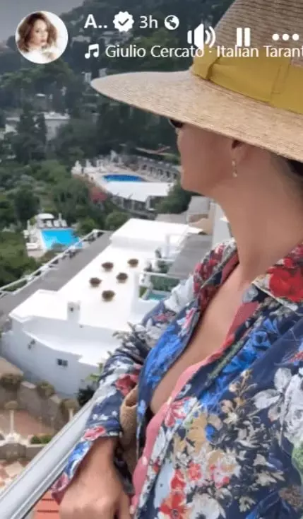 andreea-marin-aparitie-rara-costum-de-baie-capri-italia (11)