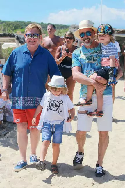 Elton John, David Furnish și copiii lor părăsind Le Club 55