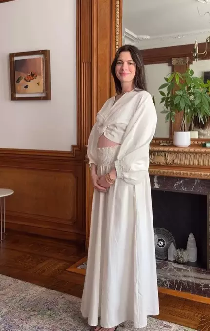Anne-Hathaway-insarcinata-a-treia-oara (2)