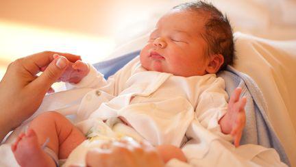 La prima vedere: cum arată bebe imediat după naștere
