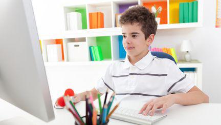 Pericole pe internet – tu știi ca face copilul tău pe net?
